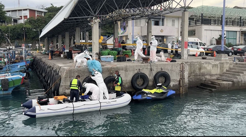 2名中國籍男子今天傍晚駕著橡皮艇拉著水上摩托車進入台東富岡港，尋求避難。上岸後2人稱，從菲律賓要返回中國，因船壞了進港求援。   圖：中央社提供