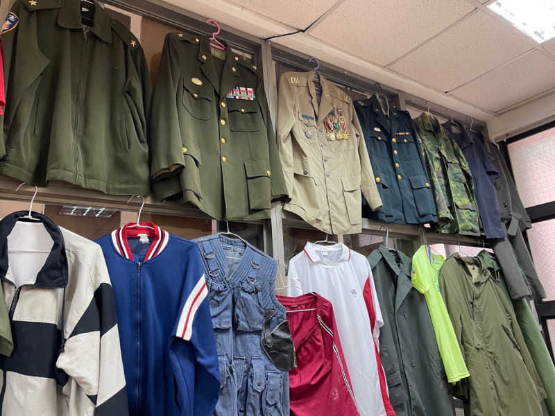 眷村文史館牆面掛滿一件件軍服，每件都有說不完的故事。   