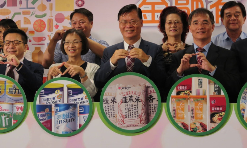 台灣期貨交易所等共7家金融業者辦理105年度「食(實)物銀行」，共同投入新台幣2,600萬元，透過落實企業責任，幫助社會上的弱勢家庭。   圖：許芷敏/攝