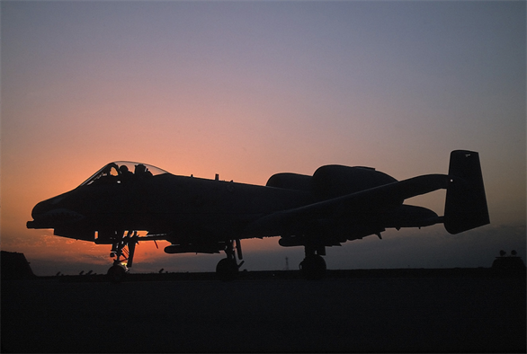 美國領隊的聯軍對激進伊斯蘭國組織進行大規模空襲，出動了A-10攻擊機，炸毀伊斯蘭國83輛油罐車。   圖：翻攝美國空軍官網/ Senior Airman Greg L. Davis