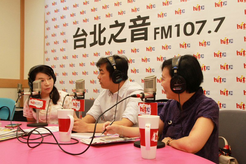 台北市汽車駕駛員職業工會理事長鄭力嘉（中）及台灣大車隊總經理李瓊淑（右），10日上午接受台北之音廣播專訪。   圖：台北之音提供
