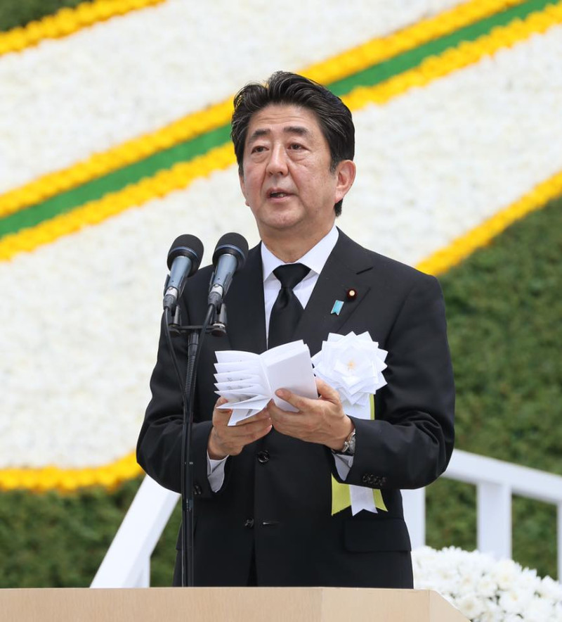 日本首相安倍晉三在長崎核爆71週年紀念日儀式致辭，強調堅持「非核3原則」。   圖：翻攝安倍晉三臉書