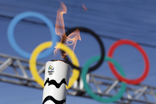 隨著令人難堪的禁藥爭議籠罩2016年里約奧運，體壇名將飛魚費爾普斯（Michael Phelps）和飛毛腿強生（Michael Johnson）呼籲，運動員使用禁藥應該終身禁賽。奧運官員也出面支持奧運終生禁賽。   圖：翻攝自奧運官網