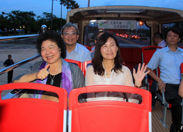 高雄市長陳菊首度試乘開頂雙層觀光巴士，她讚嘆高雄越夜越美麗，任何時候搭乘，各有風情。   圖：高雄市政府提供
