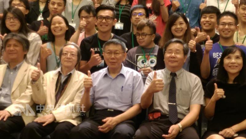 台北市長柯文哲(左3)出席凱達格蘭學校青年領袖夏令營前受訪指出，不論上海代表在雙城論壇中出怪牌或怪招，我方將以對等尊嚴原則因應。   圖：中央社