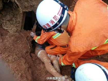 台灣旅遊團13日上午在福建省發生翻車意外，1位50歲的葉姓女遊客死亡，2位母子重傷治療中。   圖：翻攝網路
