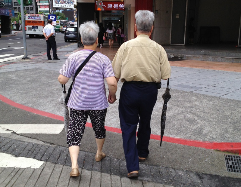台灣人口快速老齡化，許多家庭的照護需求逐年攀升，民間團體憂心，勞動部擬放寬鐘點外勞服務將衝擊下長照政策的人力布局。   圖：周富美/攝