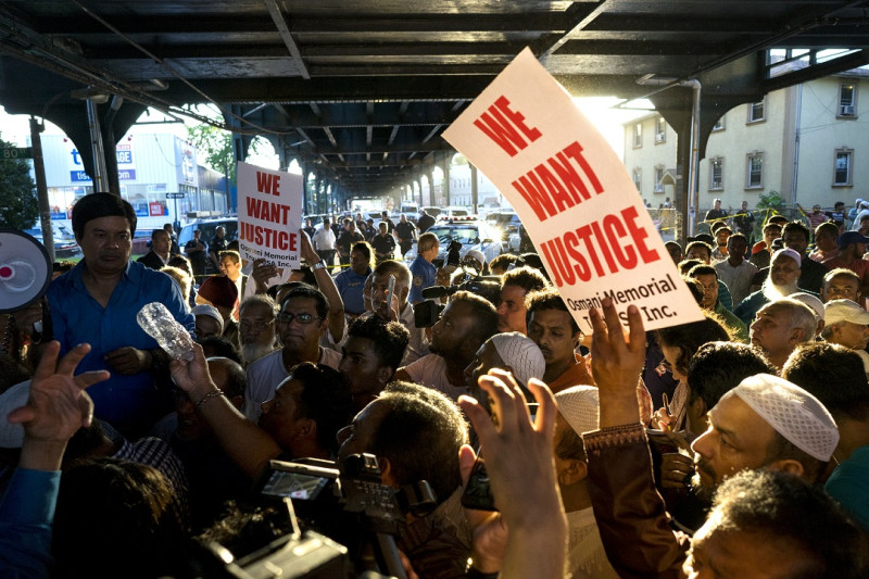 在1名穆斯林領袖在紐約遭擊斃後，數百名民眾聚集在案發現場附近，高喊「我們要正義！」   圖：達志影像/美聯社