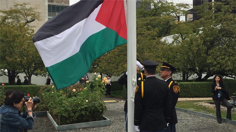 巴勒斯場國旗終於在聯合國冉冉升起，象徵巴國爭取建國新的里程碑。   圖：翻攝Al Jazeera／Brian Chacon