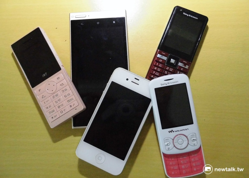 綠色和平組織15日上午公布調查顯示，台灣平均每人擁有5.4支手機，希望新出機種「長壽」且好維修。   圖：周富美/攝