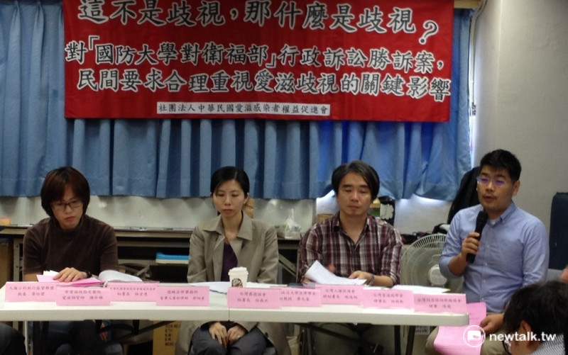 台灣露德協會秘書長徐森杰(右)表示，國防大學學生因染愛滋遭歧視被退學，缺席的教育部該站出來說句公道話。   圖：新頭殼資料照片