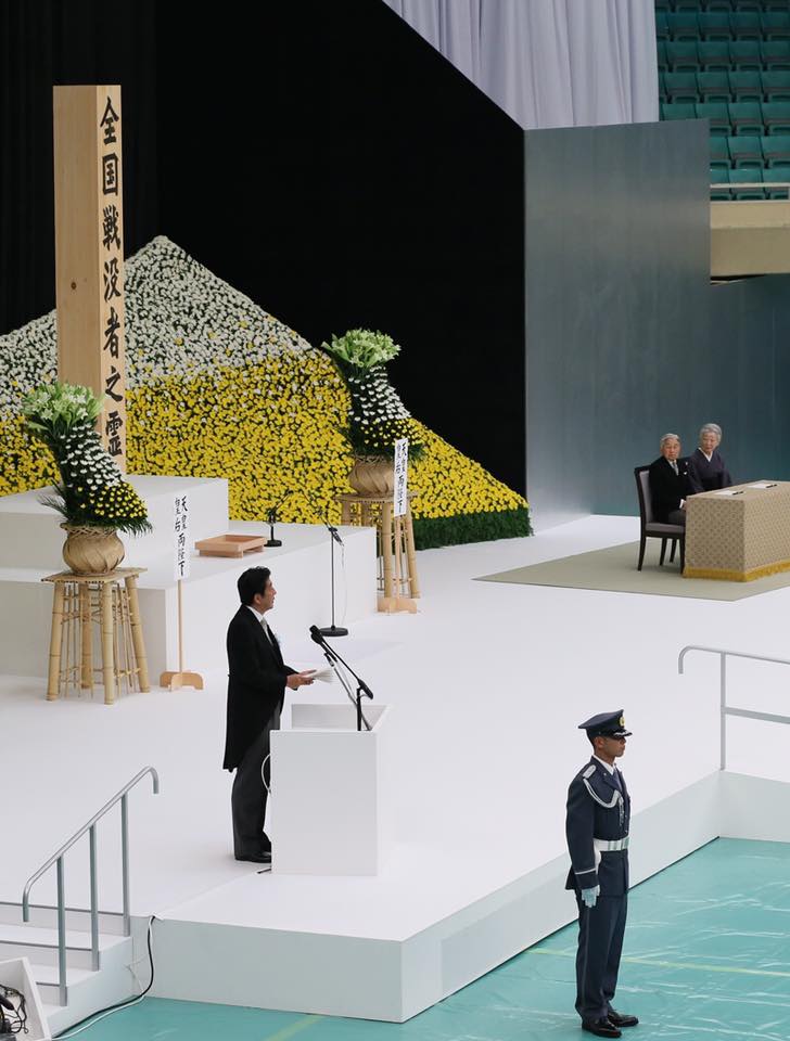 8月15日是日本二次大戰戰敗投降71週年紀念日，日本首相安倍晉三出席在東京舉辦的二戰戰亡人士追悼儀式，未前往靖國神社參拜。   圖：翻攝安倍晉三臉書