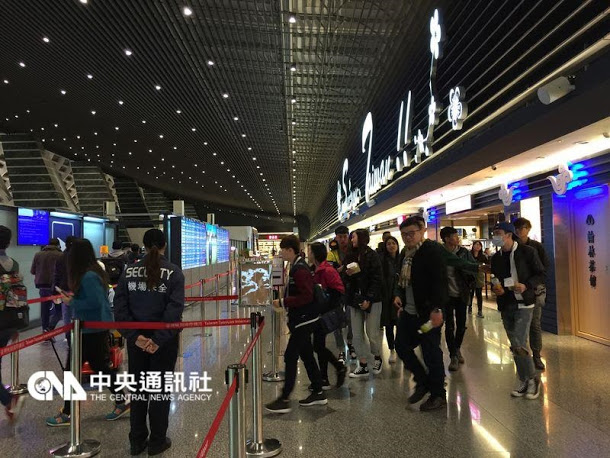 日媒報導，日本政府擬和台灣互派移民官實施「事前入境審查」，旅客在台灣的機場「預先」接受日方的審查，抵日後不必再費時等待通關。    圖：中央社資料照片