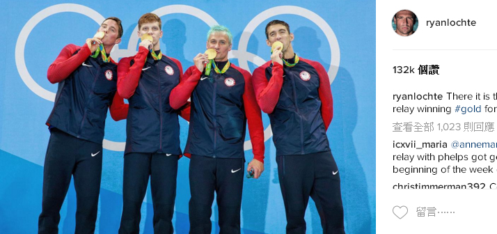 美國隊游泳選手洛克特（右二）與其他3名隊友拿下本屆拿下男子200公尺接力泳賽金牌，不料卻遭歹徒持槍行搶。   圖：翻攝洛克特推特