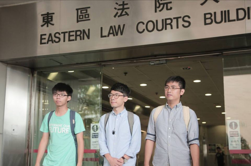 香港3名學運領袖黃之鋒（左起）、羅冠聰、周永康，15日前往法庭聆聽關於佔中案的判決。   圖：翻攝黃之鋒臉書