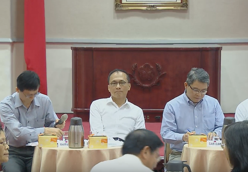 行政院16日邀請公民團體與院長林全進行對話，但發言過程太過冗長，且議題無法聚焦，讓林全眼皮略顯沈重。   圖：翻攝自直播畫面