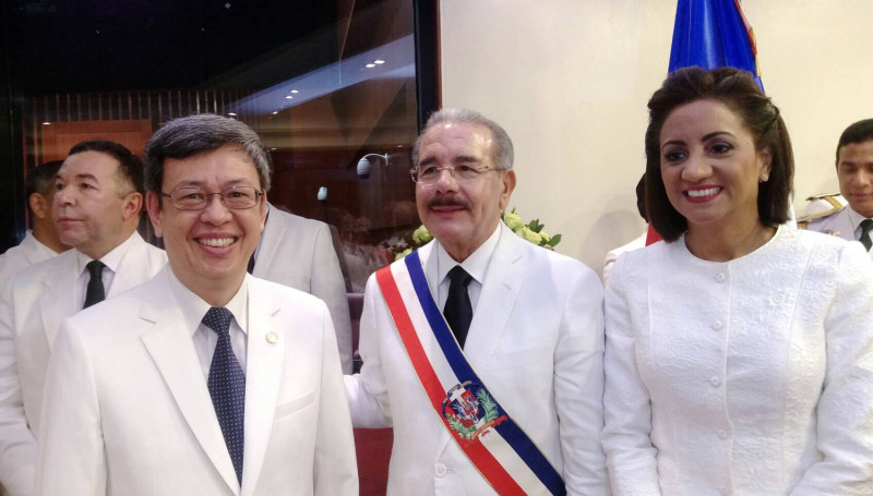 出席多明尼加正副總統就職典禮的台灣副總統陳建仁，對於依照該國習俗穿著白西裝一事感到新鮮有趣。   圖：總統府提供