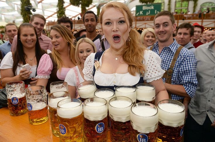 慕尼黑啤酒節侍女將和台灣民眾一起歡慶啤酒節。（飲酒過量有害健康）    圖：翻攝網路