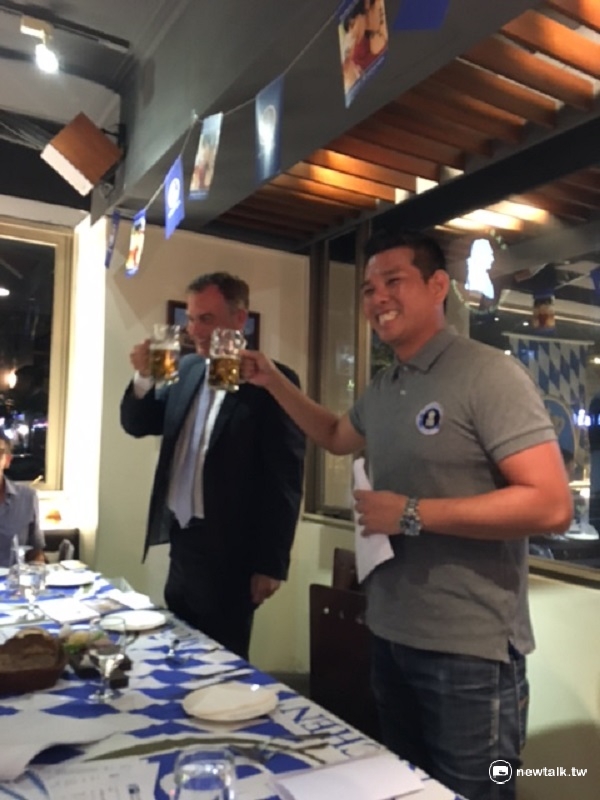 德國經濟辦事處處長賀安德（左）特別介紹10月登場的台北啤酒節。（飲酒過量有害健康）   圖：鄭惠君/攝