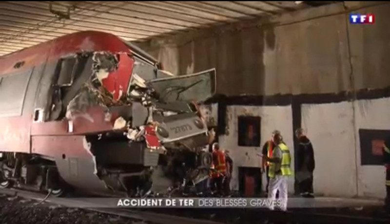 法國火車發生撞樹意外，被拖回維修廠的火車頭幾乎全毀。   圖：翻攝TFI NEWS