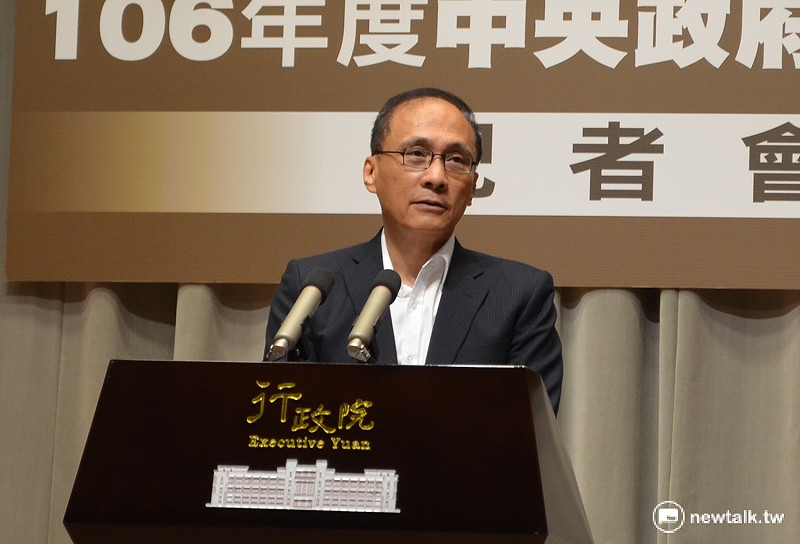 行政院長林全18日於院會會後記者會，親上第一線說明106年度中央政府總預算。   圖：柯昱安/攝