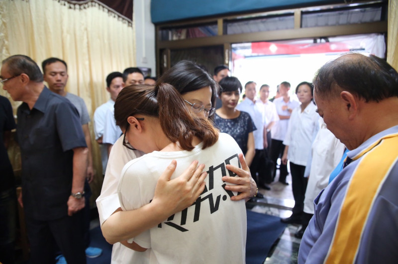 總統蔡英文18日南下高雄探視戰車意外事故罹難的陳世坤遺孀。   圖：高雄市政府提供