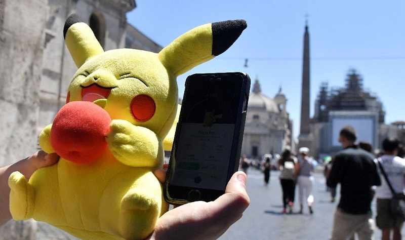 全球掀起熱潮的手機遊戲精靈寶可夢GO（Pokemon GO），也引發不少爭議與批評聲浪。   圖：翻攝AFP/Tiziana Fab