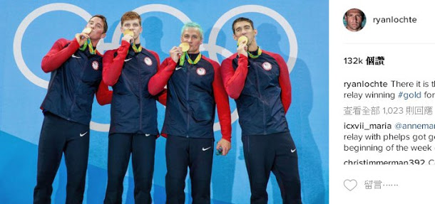 美國隊游泳選手洛克特（右二）與其他3名隊友拿下本屆拿下男子200公尺接力泳賽金牌，之前聲稱遭歹徒持槍行搶，如今證實是假的。   圖：翻攝洛克特推特