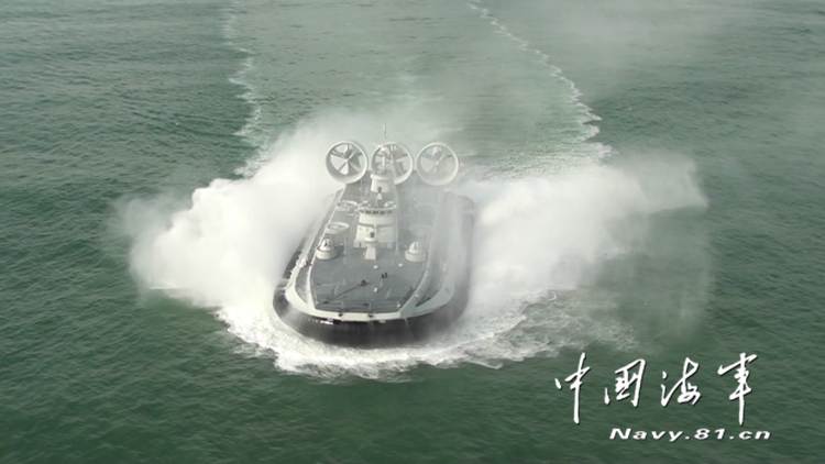 中國海軍網公布多張新型氣墊登陸艇在南海的演習照片，包括在海上奔航、登陸行動等。   圖：翻攝中國海軍網