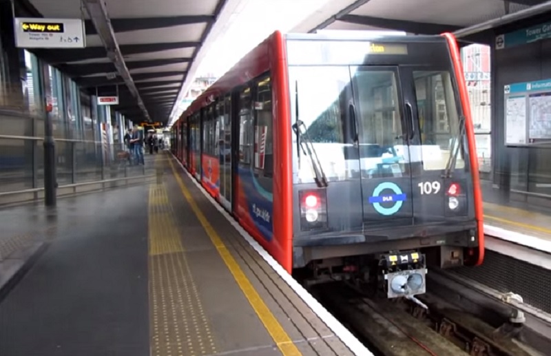 倫敦地鐵週五與週六午夜後深夜班車服務19日首次啟動。   圖：翻攝網路