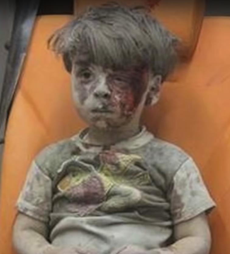這張照片繼去年9月「敘利亞男孩亞蘭(Alan Kurdi)伏屍沙灘」後，再次震撼世界。   圖：翻攝CNN