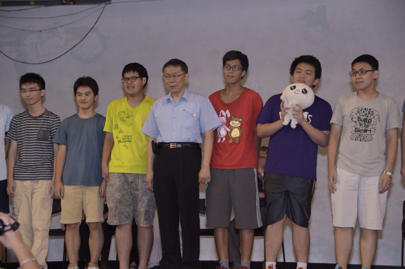 台北市長柯文哲21日中午出席高中數學競賽台北頒獎典禮並和學生合影。   圖：台北市政府提供