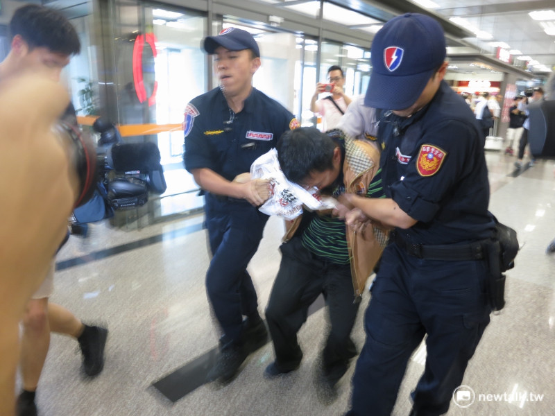 台聯組織部部長張兆林遭航警局警員強行拖離現場。   圖：呂佳峻/攝