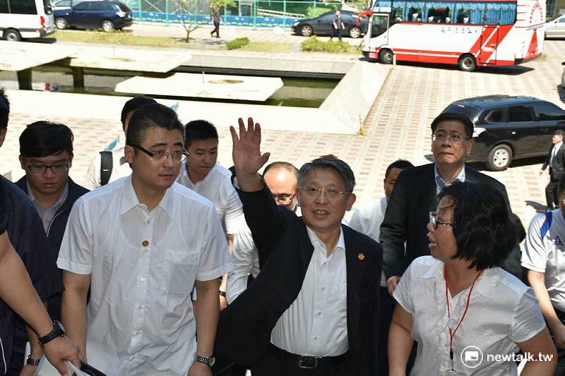上海市統戰部長沙海林22日抵達北市陽明高中，參加台北上海學生體育節。   圖：陳又瑞/攝