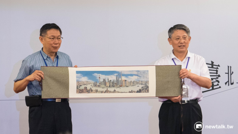 台北市長柯文哲與上海市長代表沙海林在晚宴上交換禮物。   圖：新頭殼資料照片