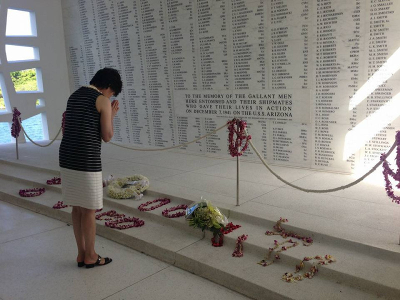 日本首相安倍晉三的夫人安倍昭惠22日走訪夏威夷珍珠港「美國海軍亞利桑那號戰艦紀念館，向二戰時遇難的2400名美軍官兵獻花祈禱。   圖：安倍昭惠臉書