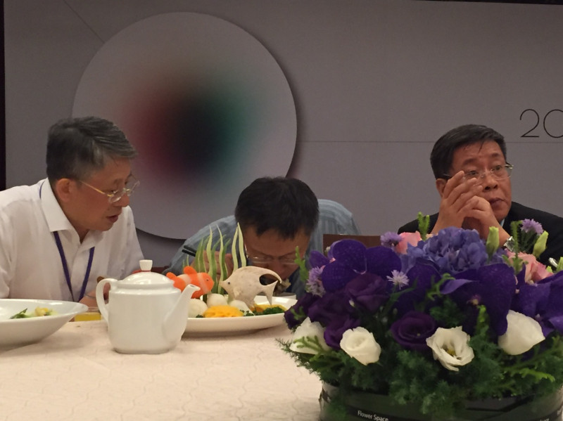 上海市代表沙海林則在一旁欲與台北市長柯文哲交談，但只見柯文哲自顧自地低頭吃飯。   圖：民進黨市議員童仲彥提供