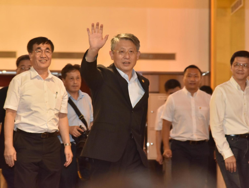 上海市長代表、統戰部長沙海林會後並沒受訪，僅揮手向媒體說「謝謝」。   圖：新北市政府提供