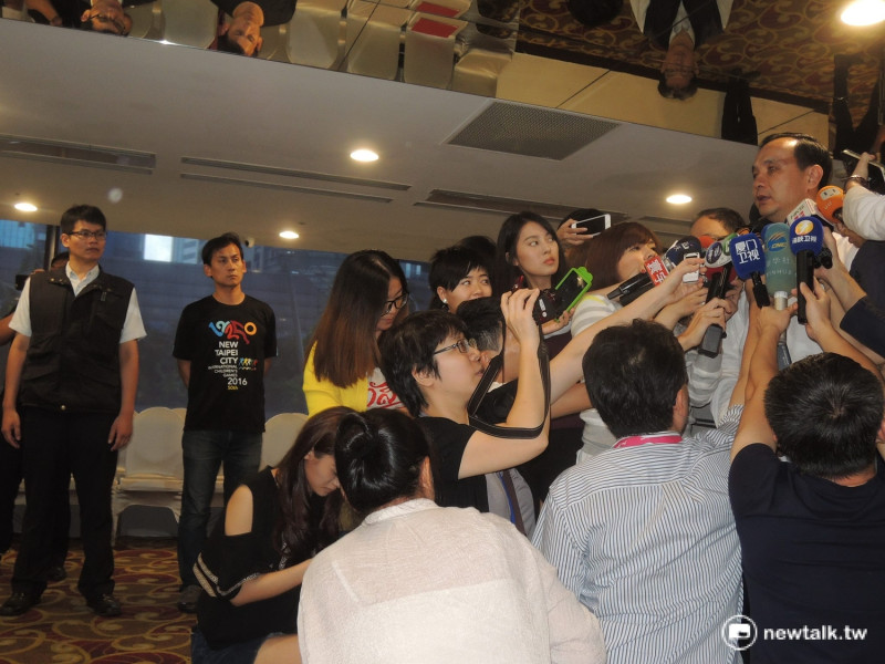 新北市長朱立倫24日強調，希望無論台胞、台商、台灣的學生，不要受到兩岸任何政治氣氛的影響。   圖：陳冠廷/攝