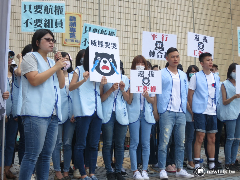 桃園市空服員職業工會及超過40位威航空服員24日一早便聚集於台北市政府前陳情。   圖：呂佳峻/攝