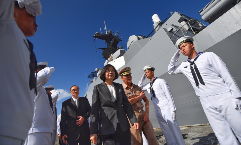 總統蔡英文24日將以三軍統帥身份視察漢光演習。圖為她今年7月13日登上海軍迪化艦。    圖：總統府提供
