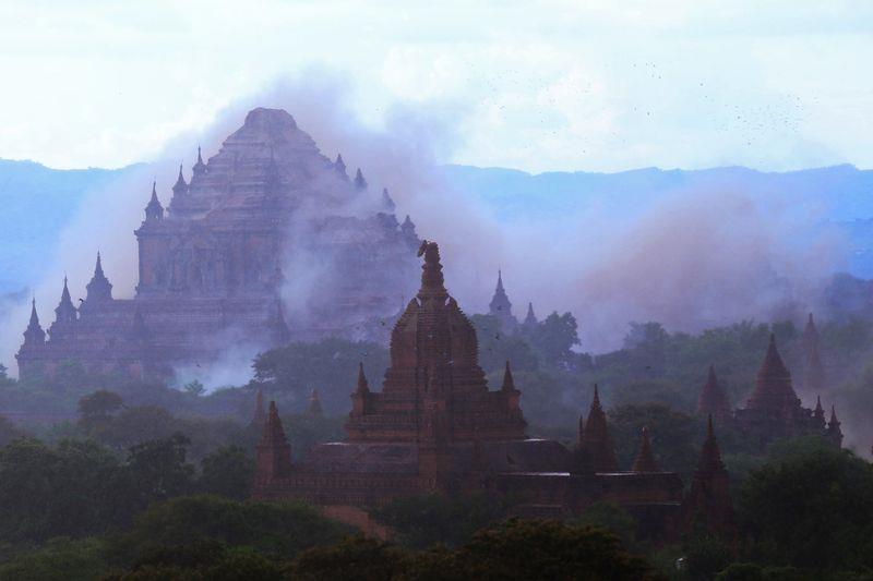 緬甸中部、觀光古城蒲甘以南24日發生規模6.8強震，60座佛塔毀損。圖為蘇拉瑪尼佛寺地震來襲當下被籠罩在灰塵之中。   圖：中央社/法新社提供