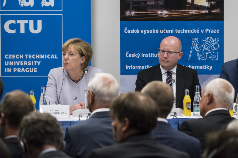 德國總理梅克爾（左）造訪布拉格，與捷克總理索博特卡一起出席捷克技術大學的研討會。   圖：翻攝捷克技術大學CIIRC
