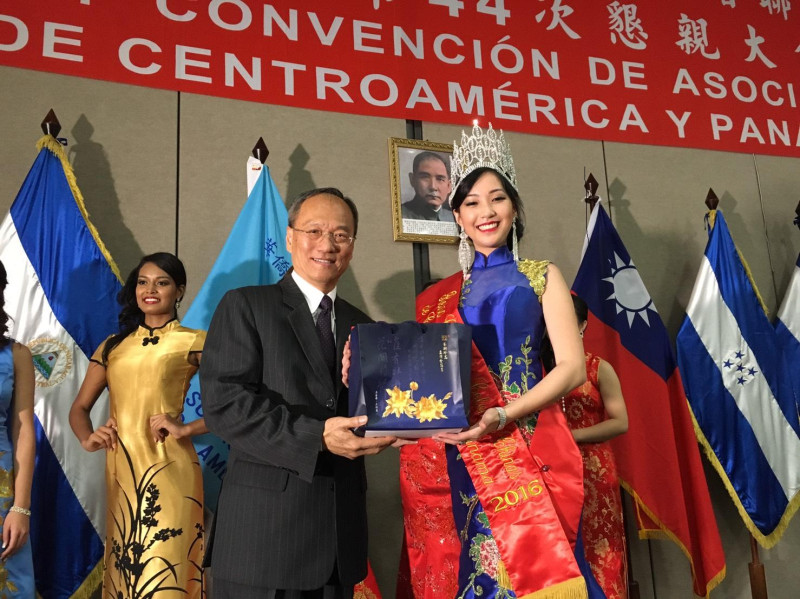 僑務委員會委員長吳新興(左)28日在薩爾瓦多舉辦的中美洲僑社大會上，恭賀巴拿馬華裔小姐獲選為中美洲「華僑小姐」。   