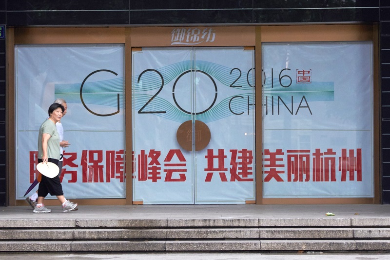 過去中國曾經短暫成功「創造」藍天的實例，包括2014年11月為了北京舉行的「亞太經濟合作會議（APEC）」 ，以及去年9月為了杭州舉行的「G20（20國集團領袖峰會）」，不惜下令鄰近數省份的污染性工廠，預先於一至兩周前強制停工，因為效果顯著，而有「APEC藍」與「G20藍」之稱。   圖片來源：達志影像/美聯社