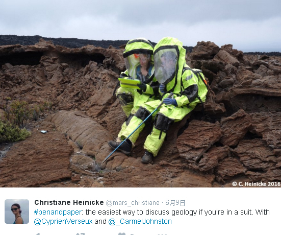 德國女科學家克里斯汀娜·海尼克（左）與同事模擬火星生活，就算短暫外出，也要全副武裝穿上太空裝。   圖：翻攝海尼克推特