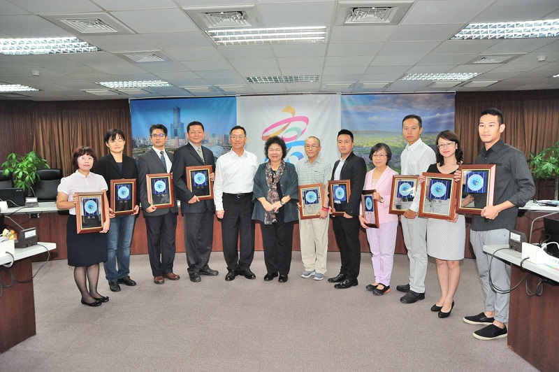 高雄市長陳菊頒發11個光電智慧建築標章認證給設置光電的優質建築物。   圖：高雄市政府提供