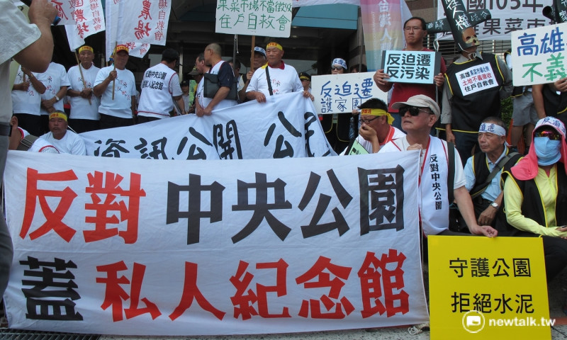 多個高雄市公民團體31日北上向民進黨中央抗議高雄市長陳菊施政。   圖：林朝億/攝