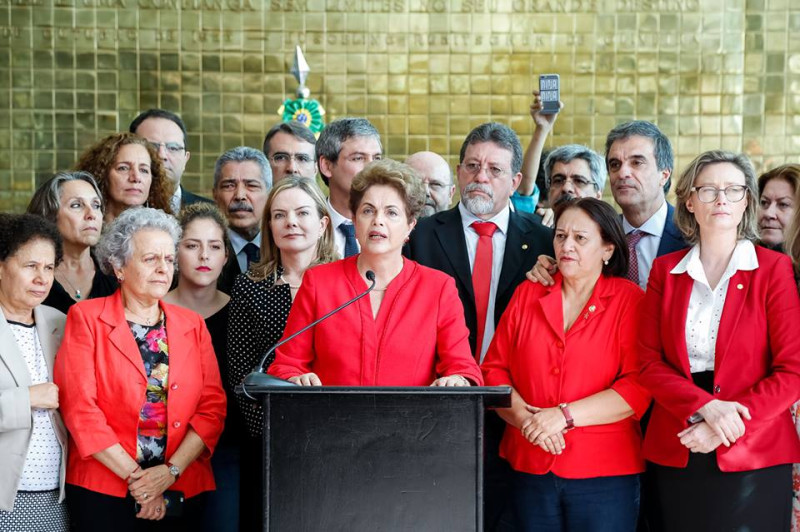 巴西前總統羅賽芙（前排中）因貪腐案上月31日遭彈劾下台，她隨即上訴最高法院，要爭回自己的總統寶座。   圖：翻攝羅賽芙臉書