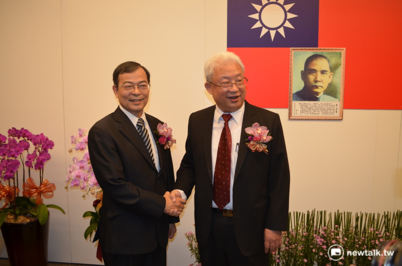 台電新任總經理鍾炳利（左）2日上任，與董事長朱文成（右）一同出席交接儀式。   圖：柯昱安/攝